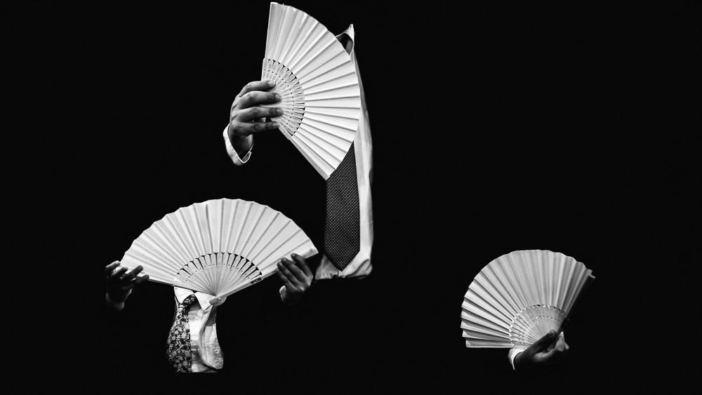 dettaglio ventagli durante la cerimonia di matrimonio wedding photographer in italy - Dario Graziani - dariograziani.com