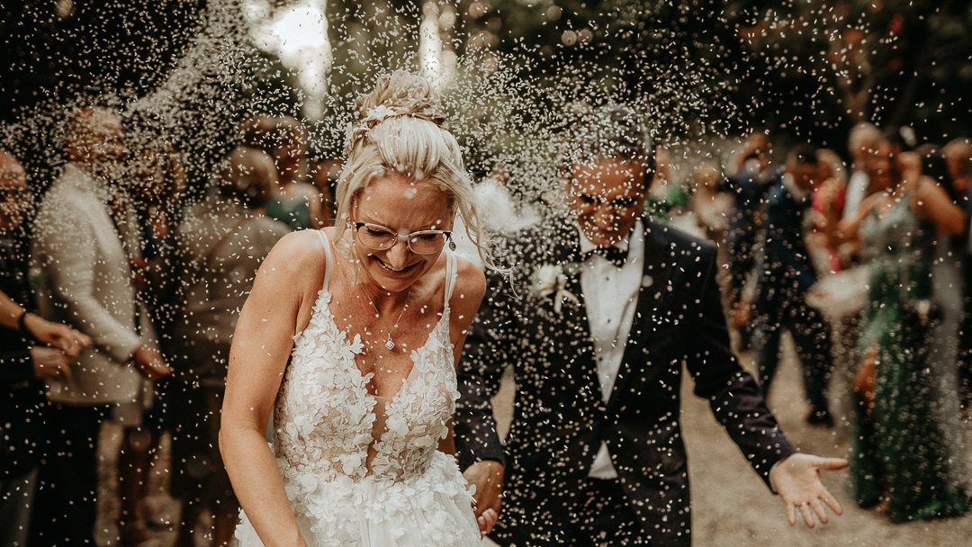 lancio del riso al Castello di Petrata destination wedding photographer in Umbria Fotografo Matrimonio in Italia