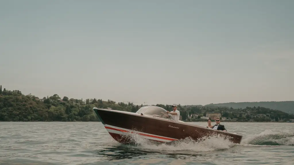 Isola del Garda Elopement
boat arriving at Isola del Garda for a Lake Garda destination wedding