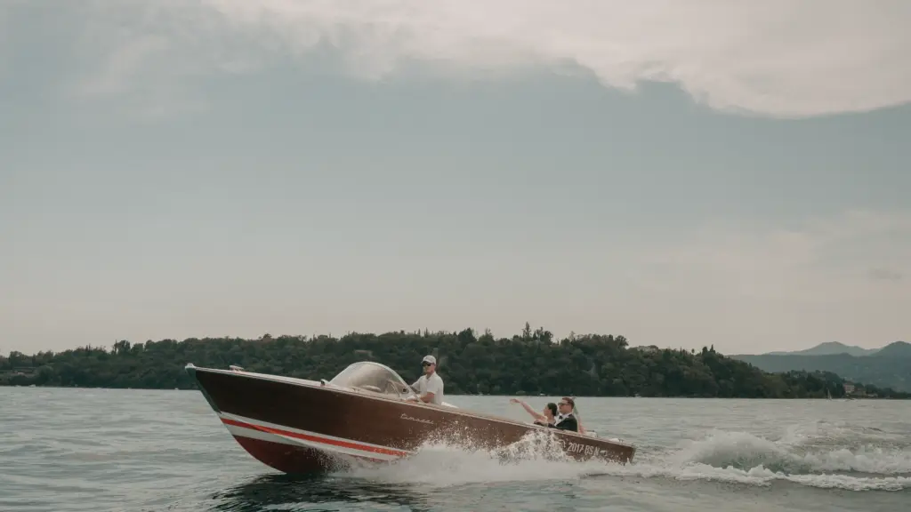 Isola del Garda Elopement
boat arriving at Isola del Garda for a Lake Garda destination wedding