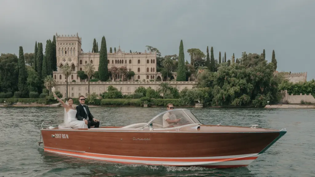 Isola del Garda Elopement
boat arriving at Isola del Garda for a Lake Garda destination wedding